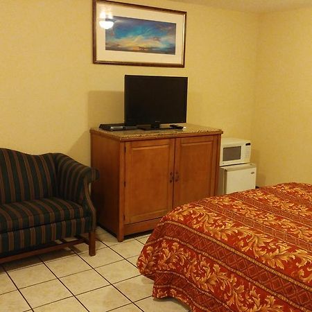 Country Regency Inn & Suites Manvel Экстерьер фото