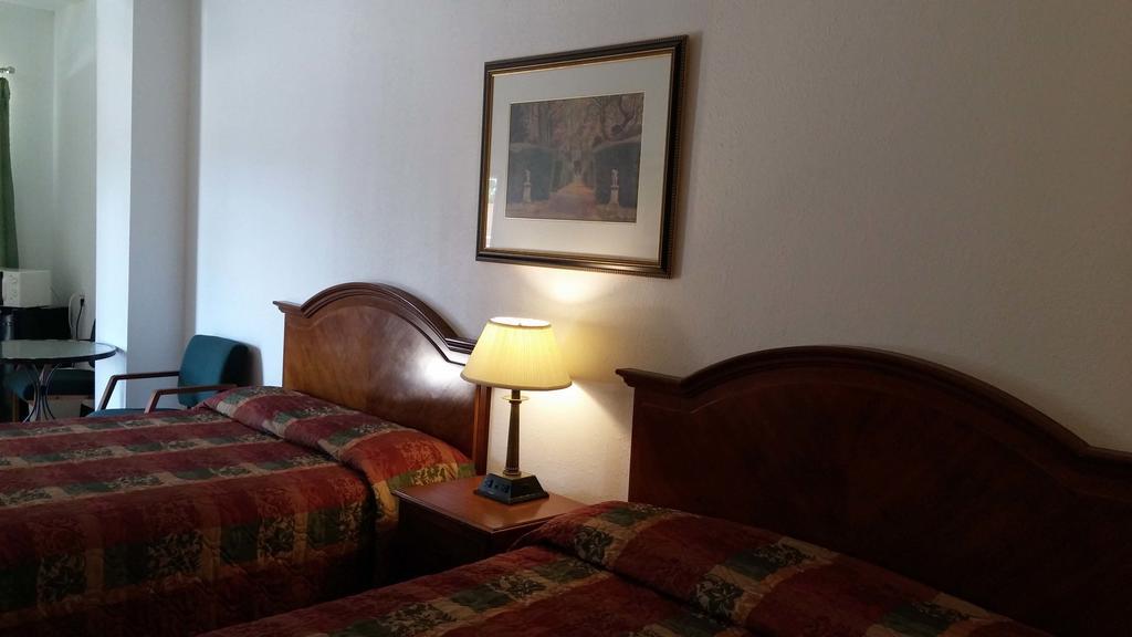 Country Regency Inn & Suites Manvel Экстерьер фото