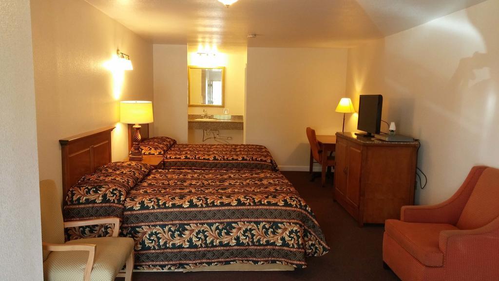Country Regency Inn & Suites Manvel Номер фото