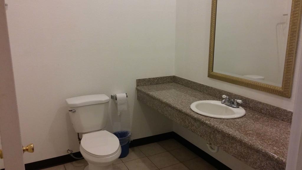 Country Regency Inn & Suites Manvel Номер фото