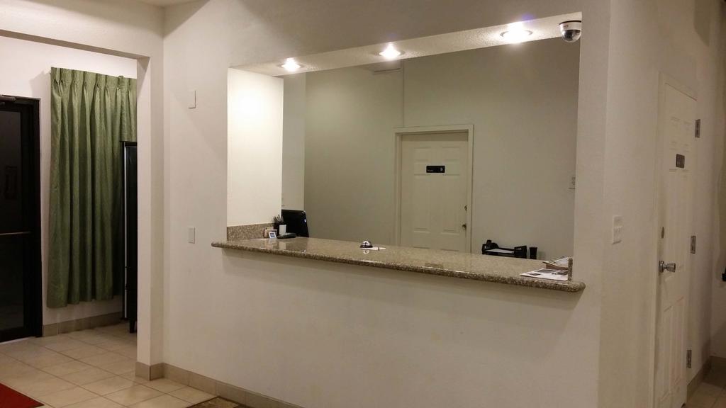 Country Regency Inn & Suites Manvel Экстерьер фото