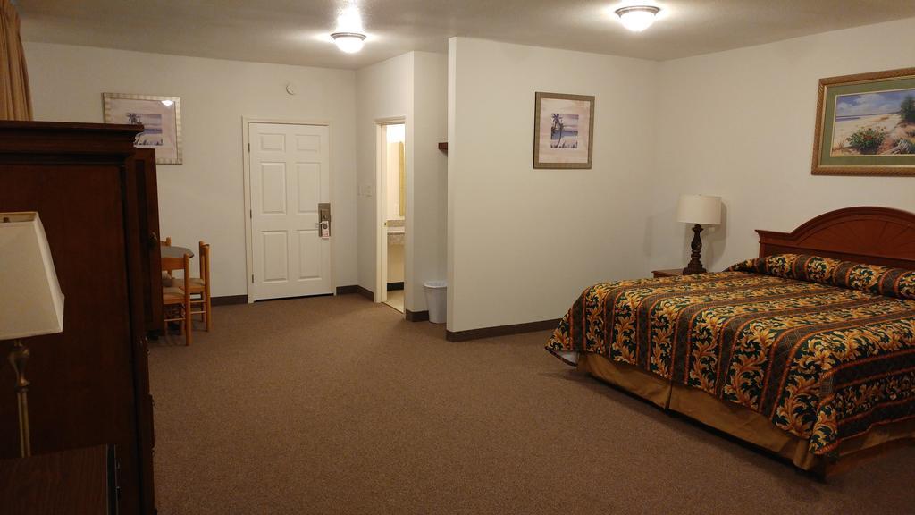 Country Regency Inn & Suites Manvel Экстерьер фото