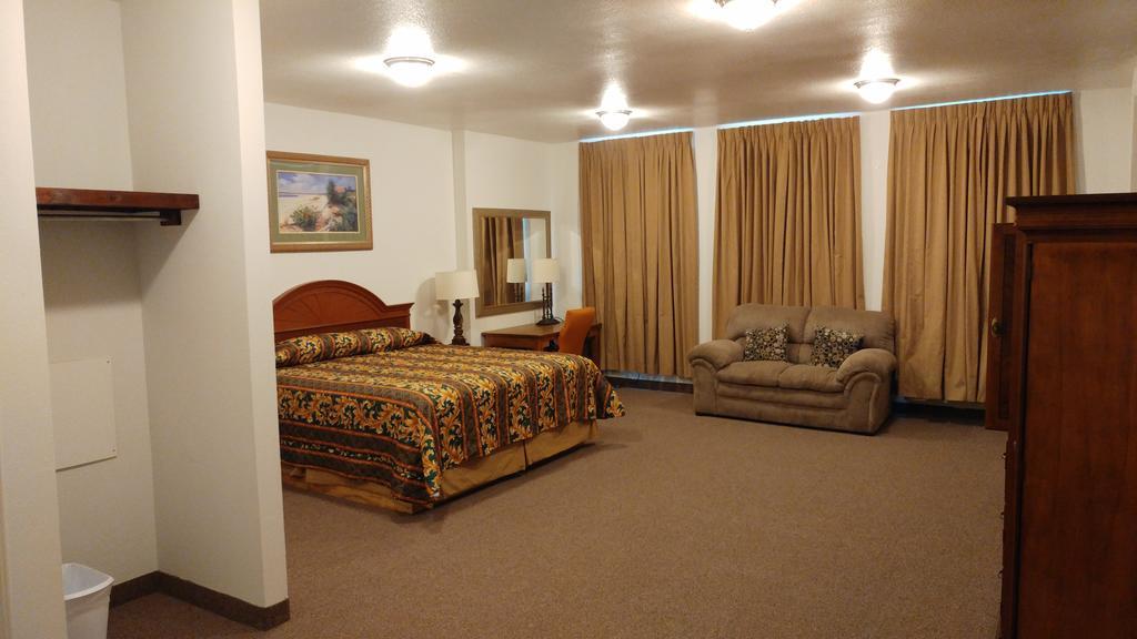 Country Regency Inn & Suites Manvel Экстерьер фото