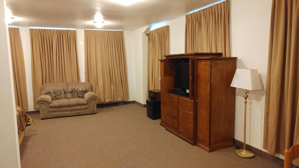 Country Regency Inn & Suites Manvel Экстерьер фото