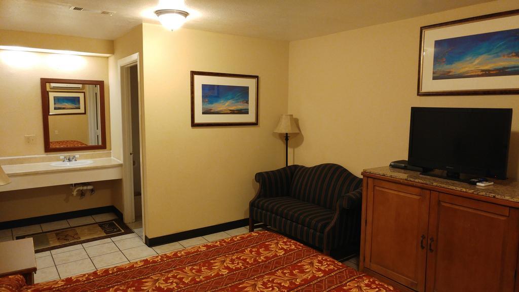 Country Regency Inn & Suites Manvel Экстерьер фото