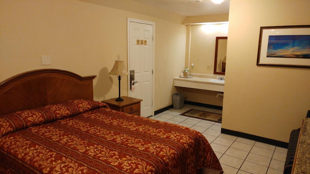 Country Regency Inn & Suites Manvel Экстерьер фото