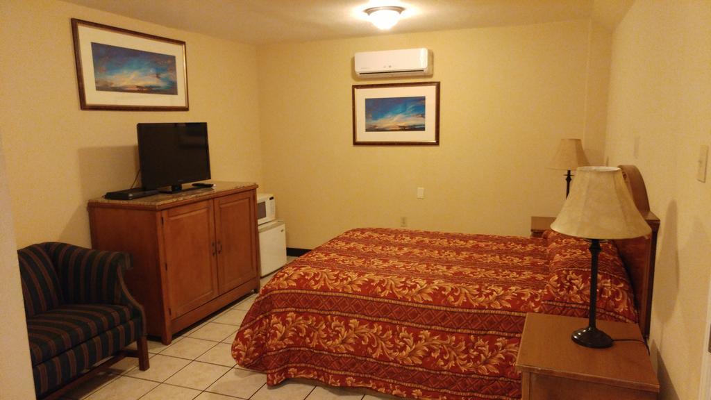 Country Regency Inn & Suites Manvel Экстерьер фото