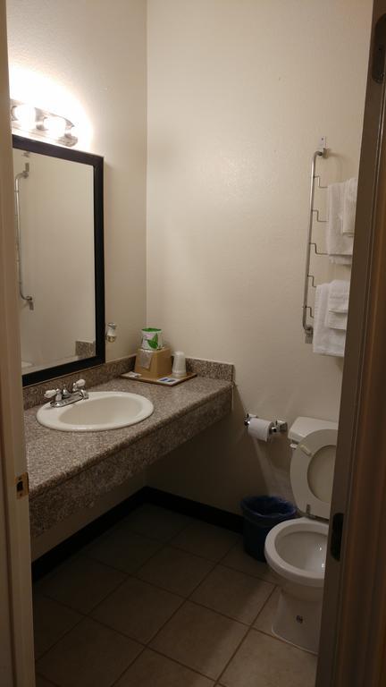 Country Regency Inn & Suites Manvel Экстерьер фото