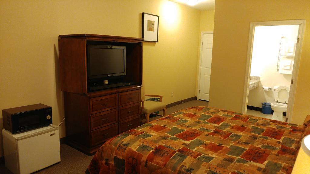 Country Regency Inn & Suites Manvel Экстерьер фото