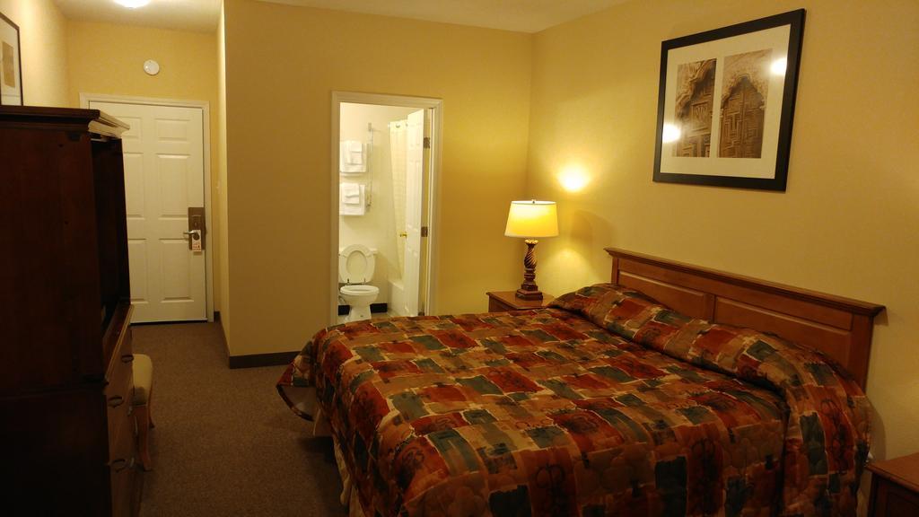Country Regency Inn & Suites Manvel Экстерьер фото