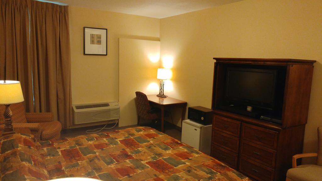 Country Regency Inn & Suites Manvel Экстерьер фото
