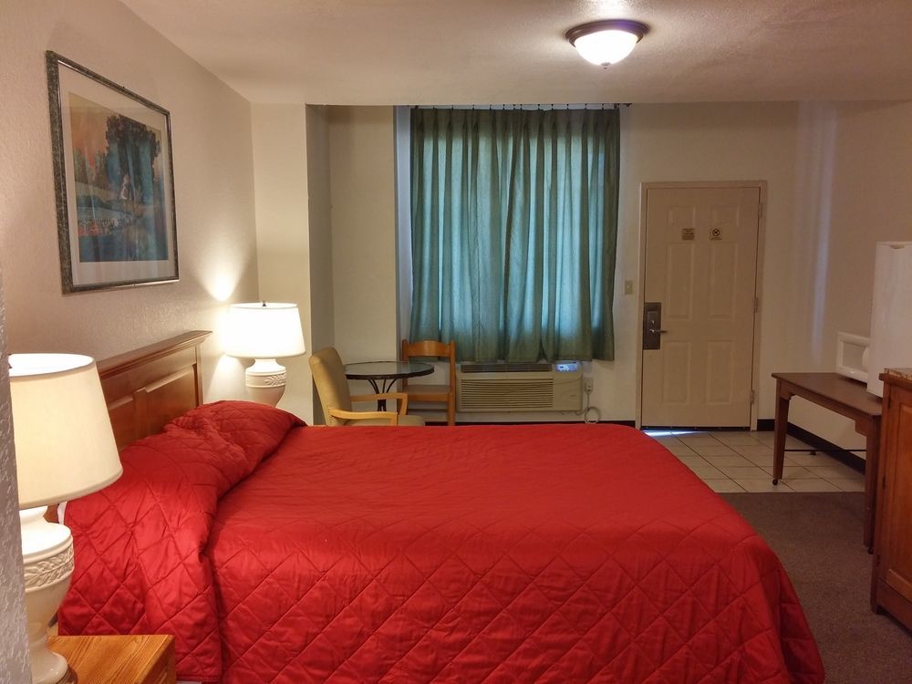 Country Regency Inn & Suites Manvel Экстерьер фото