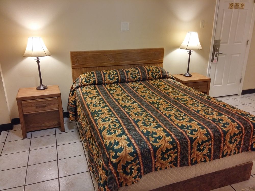 Country Regency Inn & Suites Manvel Экстерьер фото