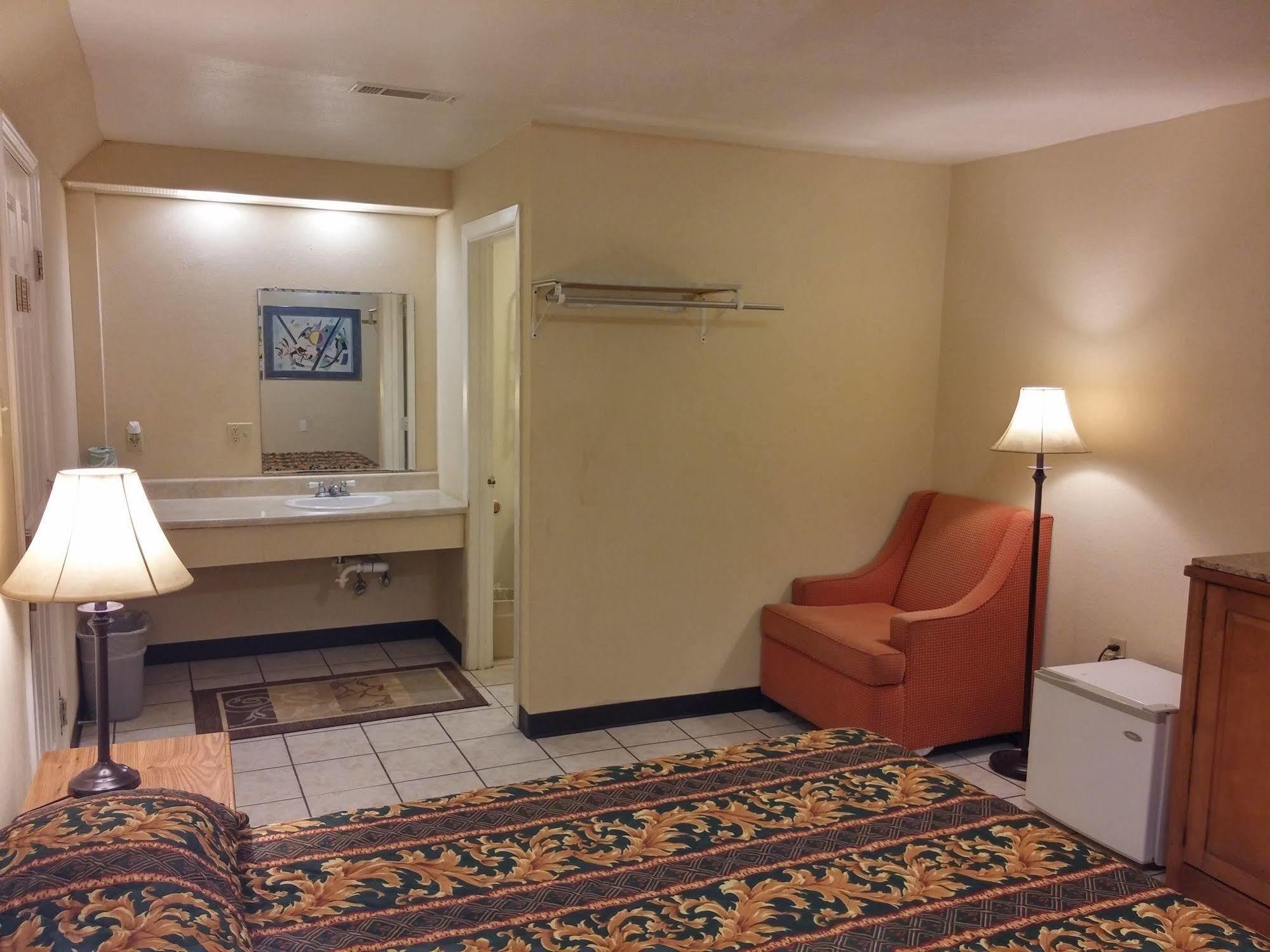 Country Regency Inn & Suites Manvel Экстерьер фото