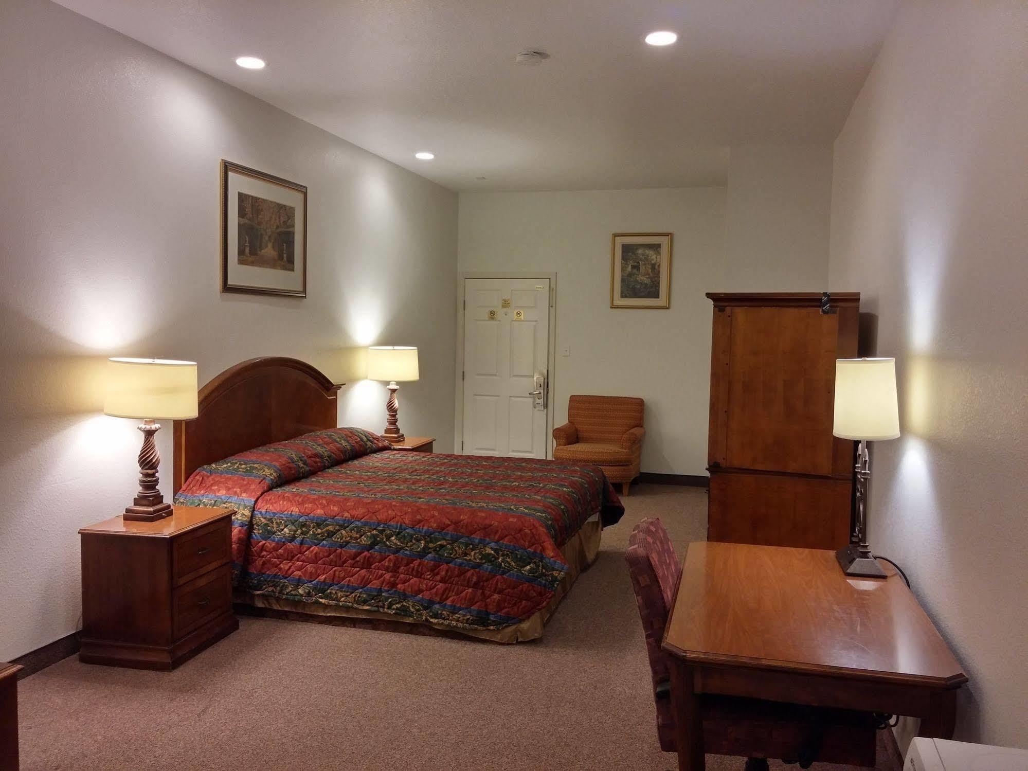 Country Regency Inn & Suites Manvel Экстерьер фото