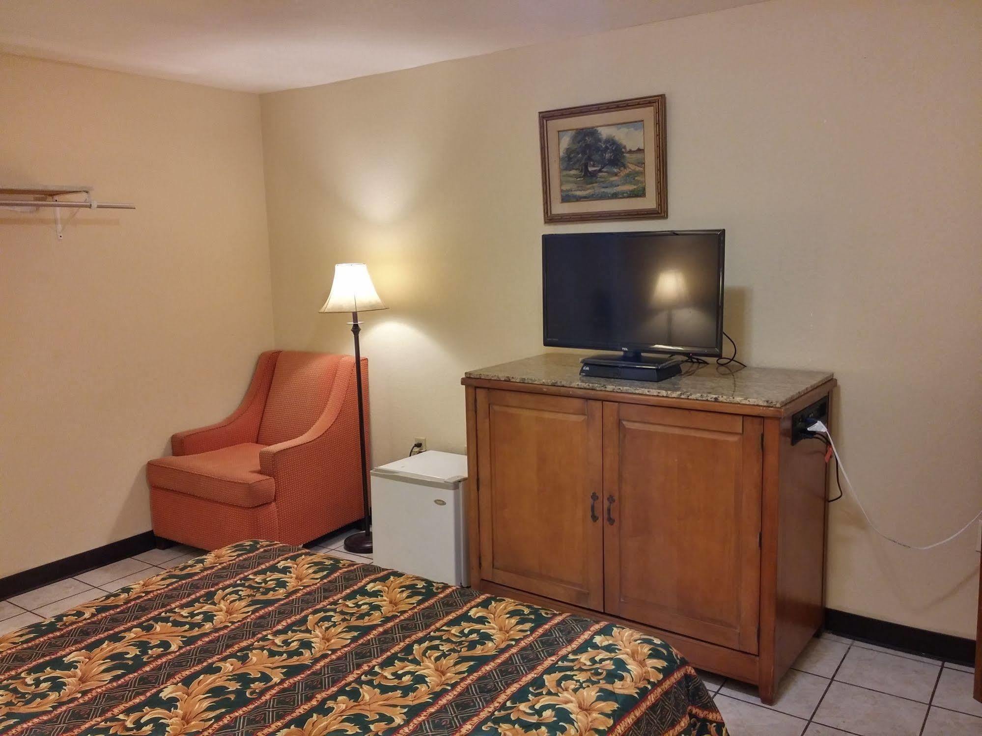 Country Regency Inn & Suites Manvel Экстерьер фото