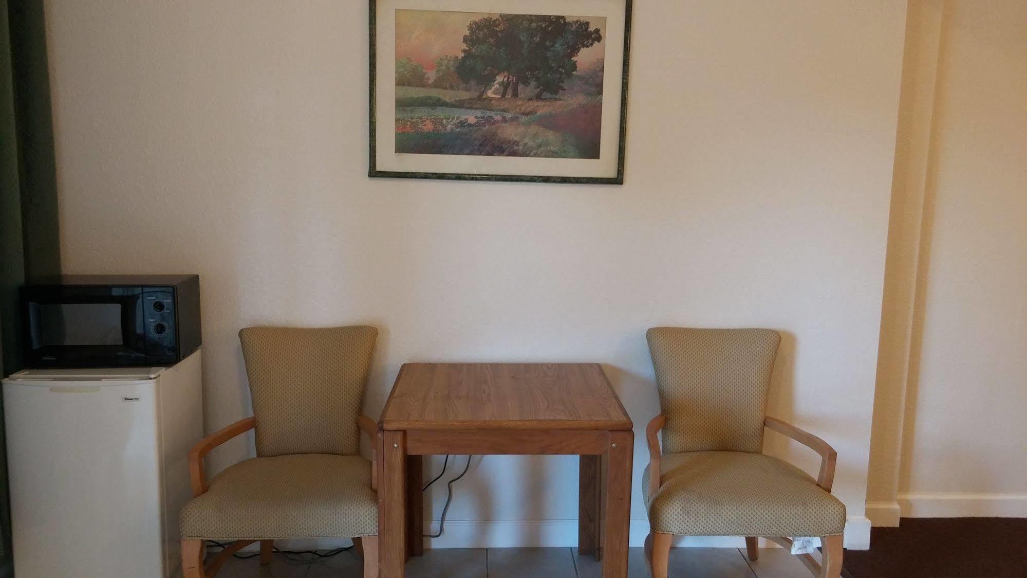 Country Regency Inn & Suites Manvel Экстерьер фото