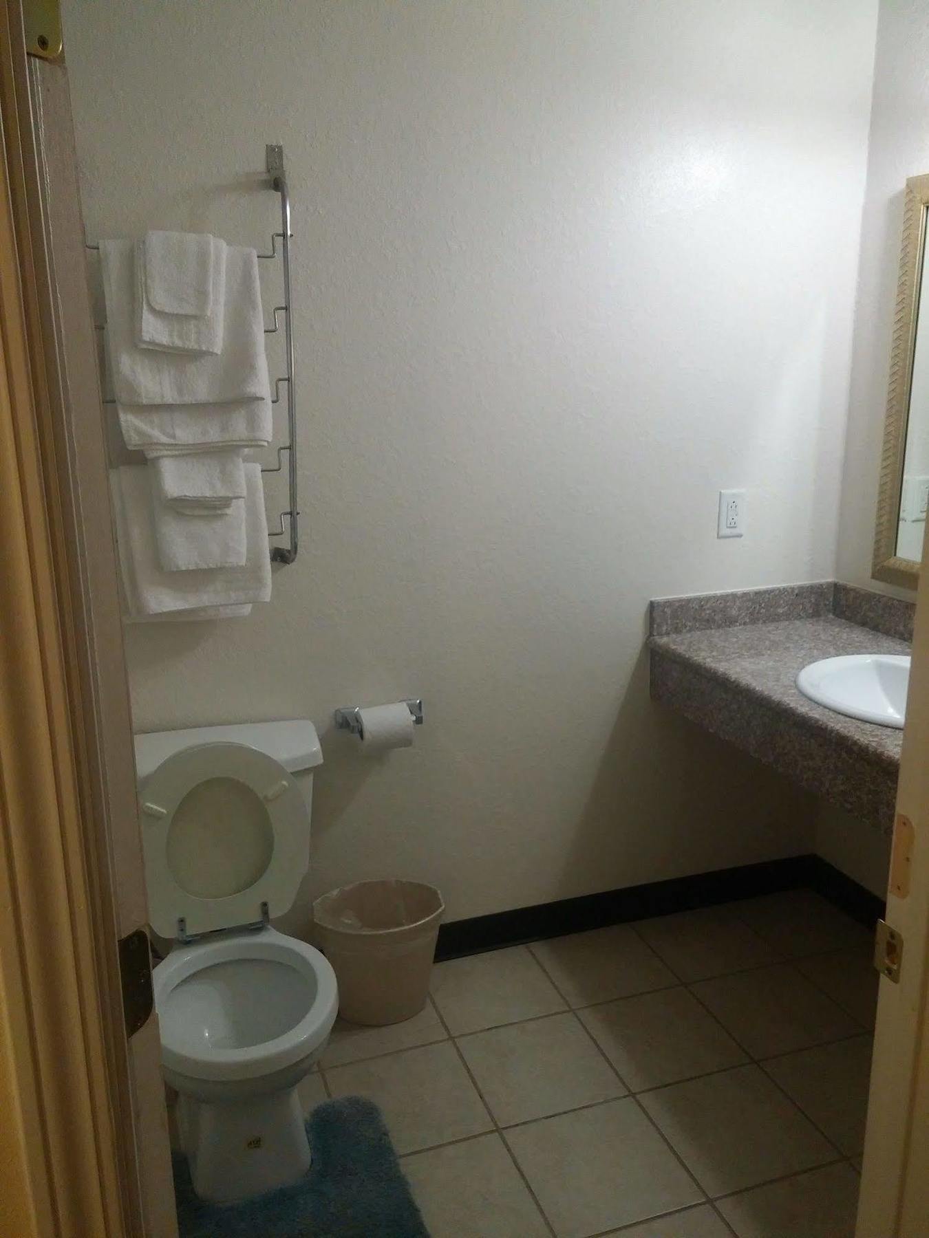 Country Regency Inn & Suites Manvel Экстерьер фото