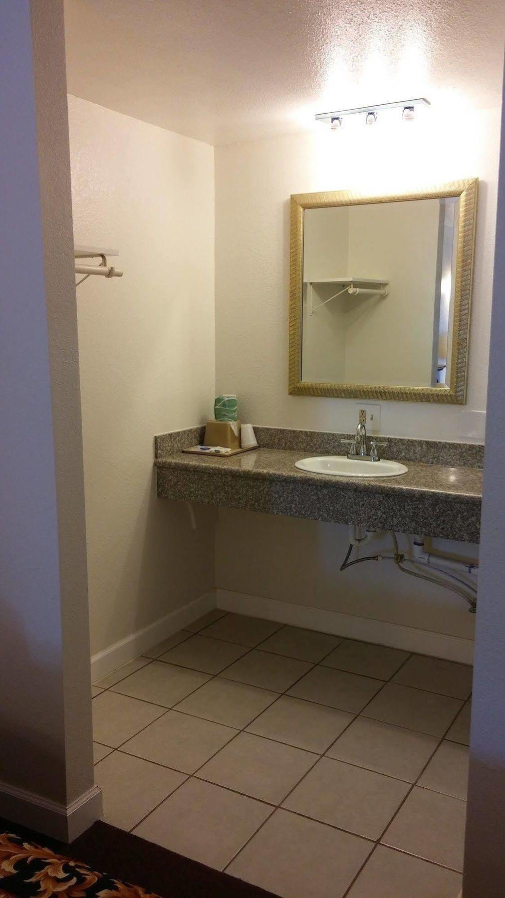 Country Regency Inn & Suites Manvel Экстерьер фото