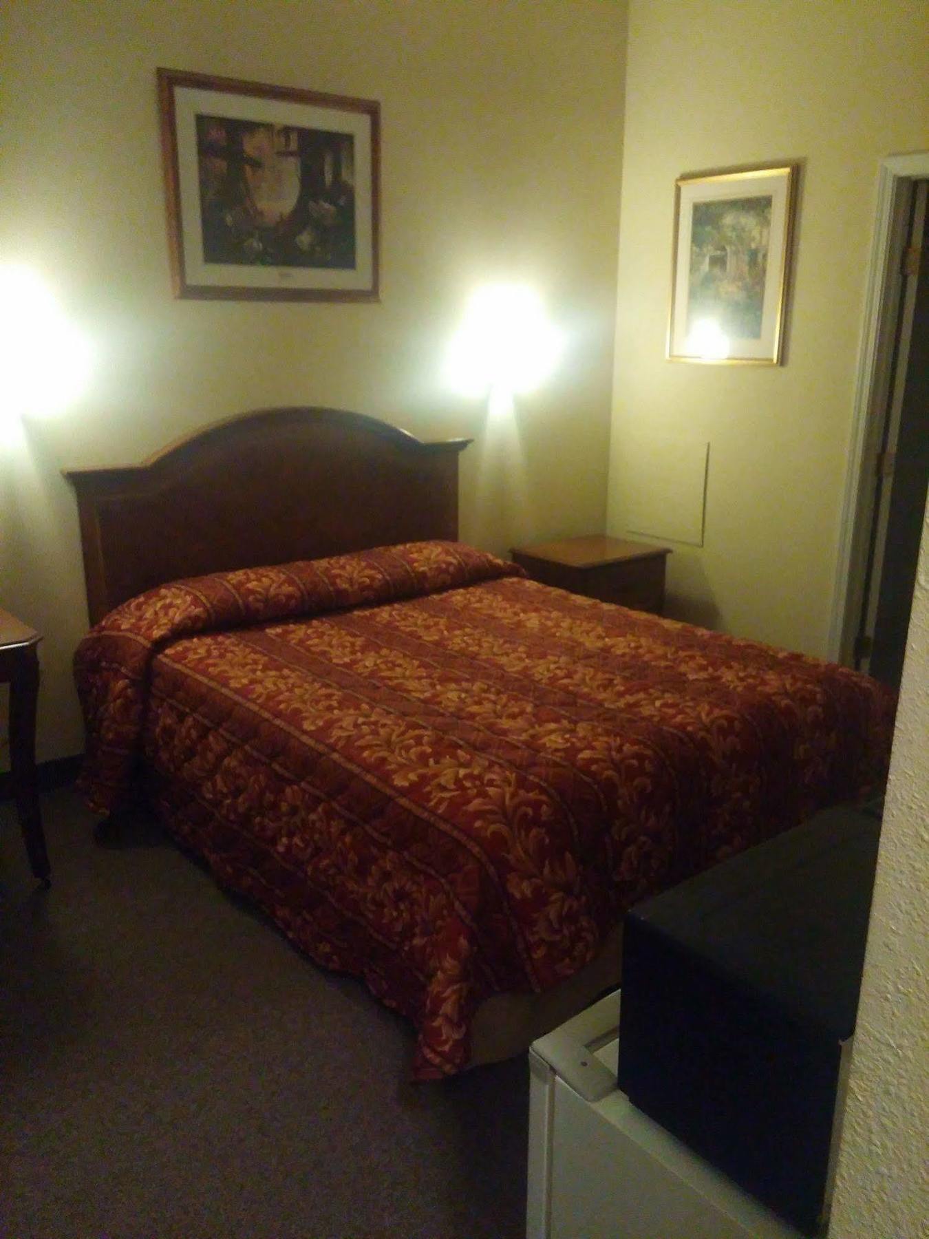 Country Regency Inn & Suites Manvel Экстерьер фото