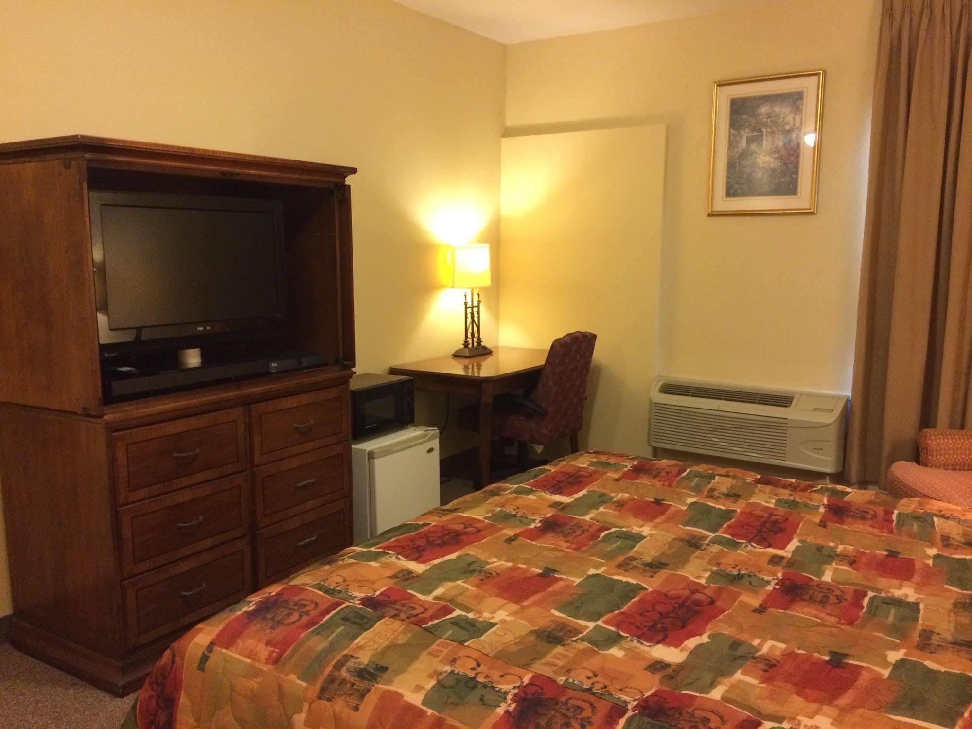 Country Regency Inn & Suites Manvel Экстерьер фото