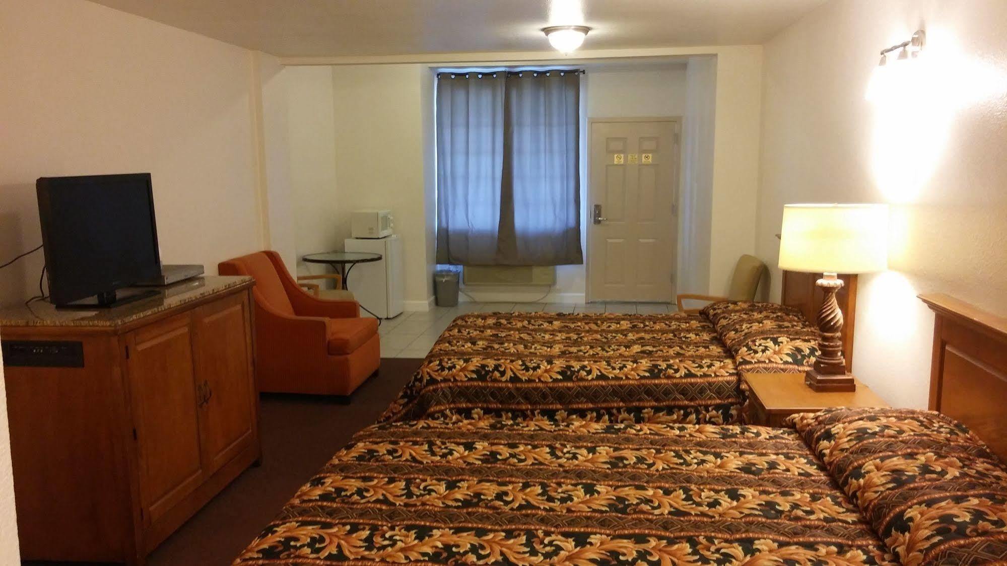Country Regency Inn & Suites Manvel Экстерьер фото