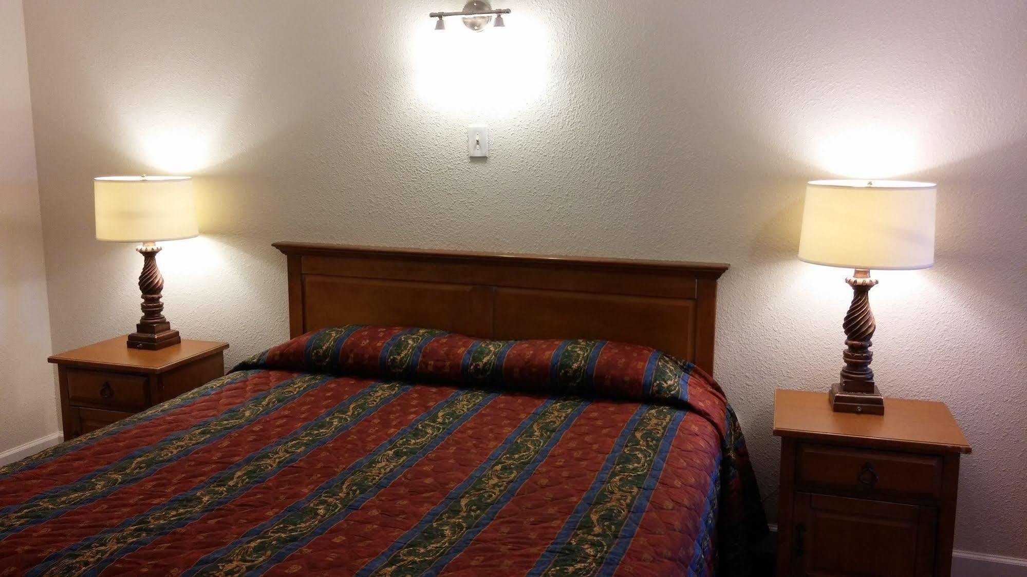 Country Regency Inn & Suites Manvel Экстерьер фото