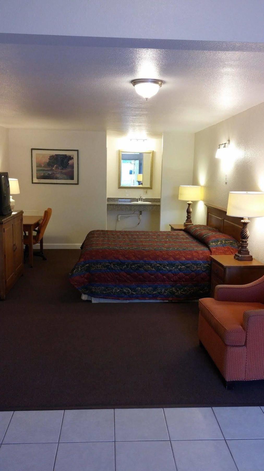 Country Regency Inn & Suites Manvel Экстерьер фото