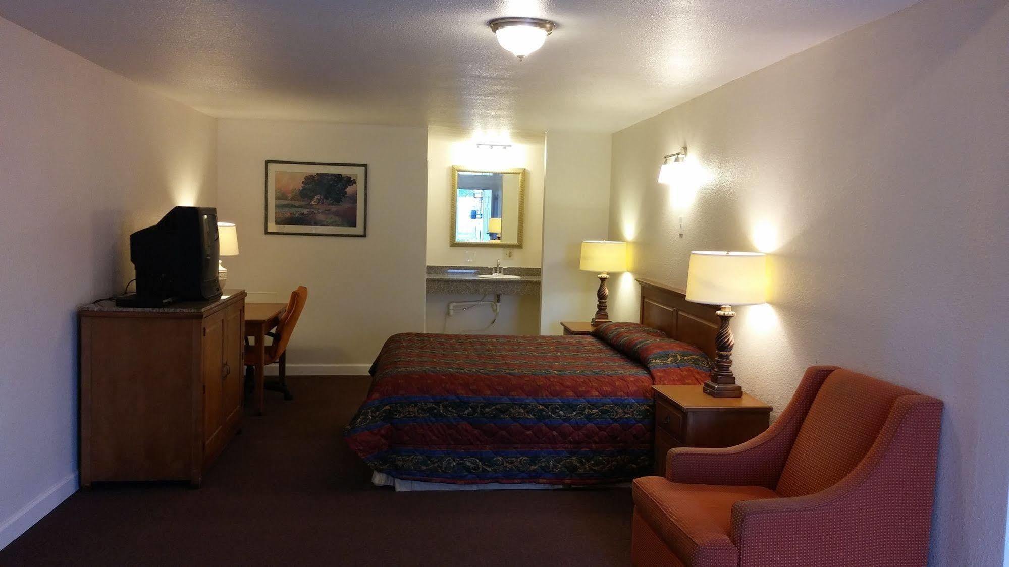 Country Regency Inn & Suites Manvel Экстерьер фото