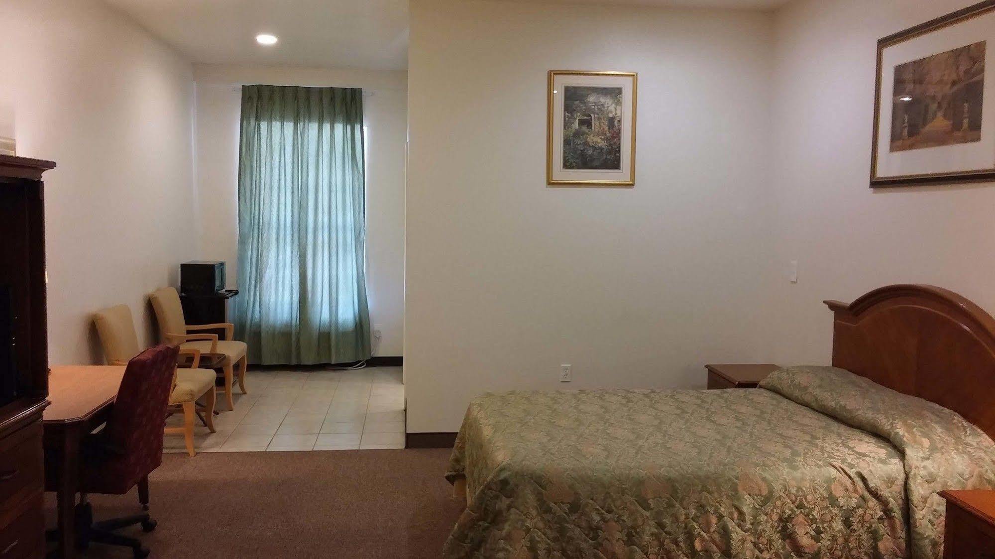 Country Regency Inn & Suites Manvel Экстерьер фото