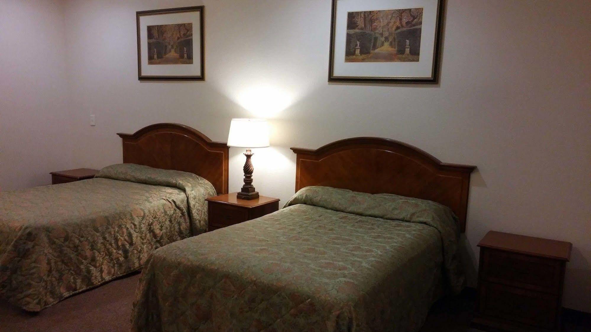 Country Regency Inn & Suites Manvel Экстерьер фото