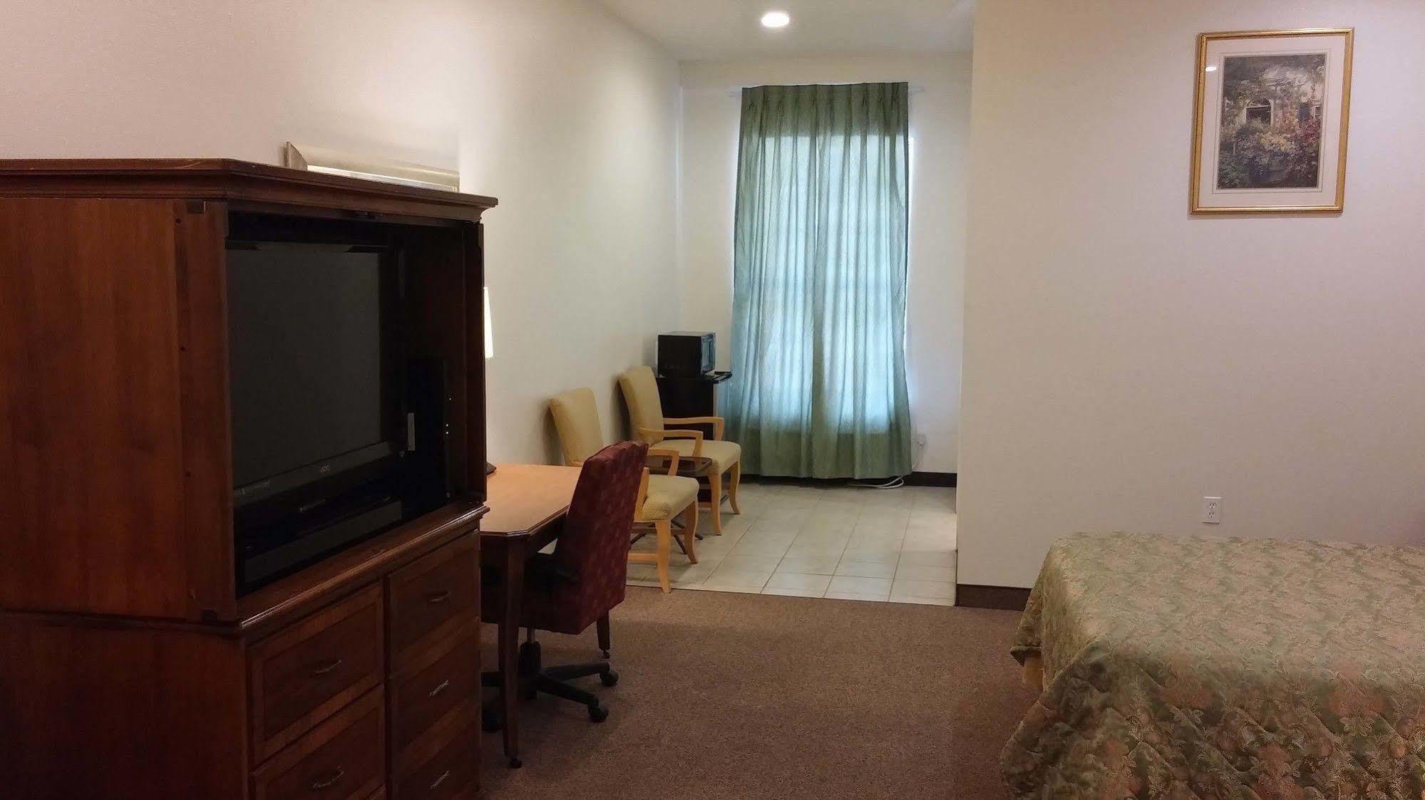 Country Regency Inn & Suites Manvel Экстерьер фото