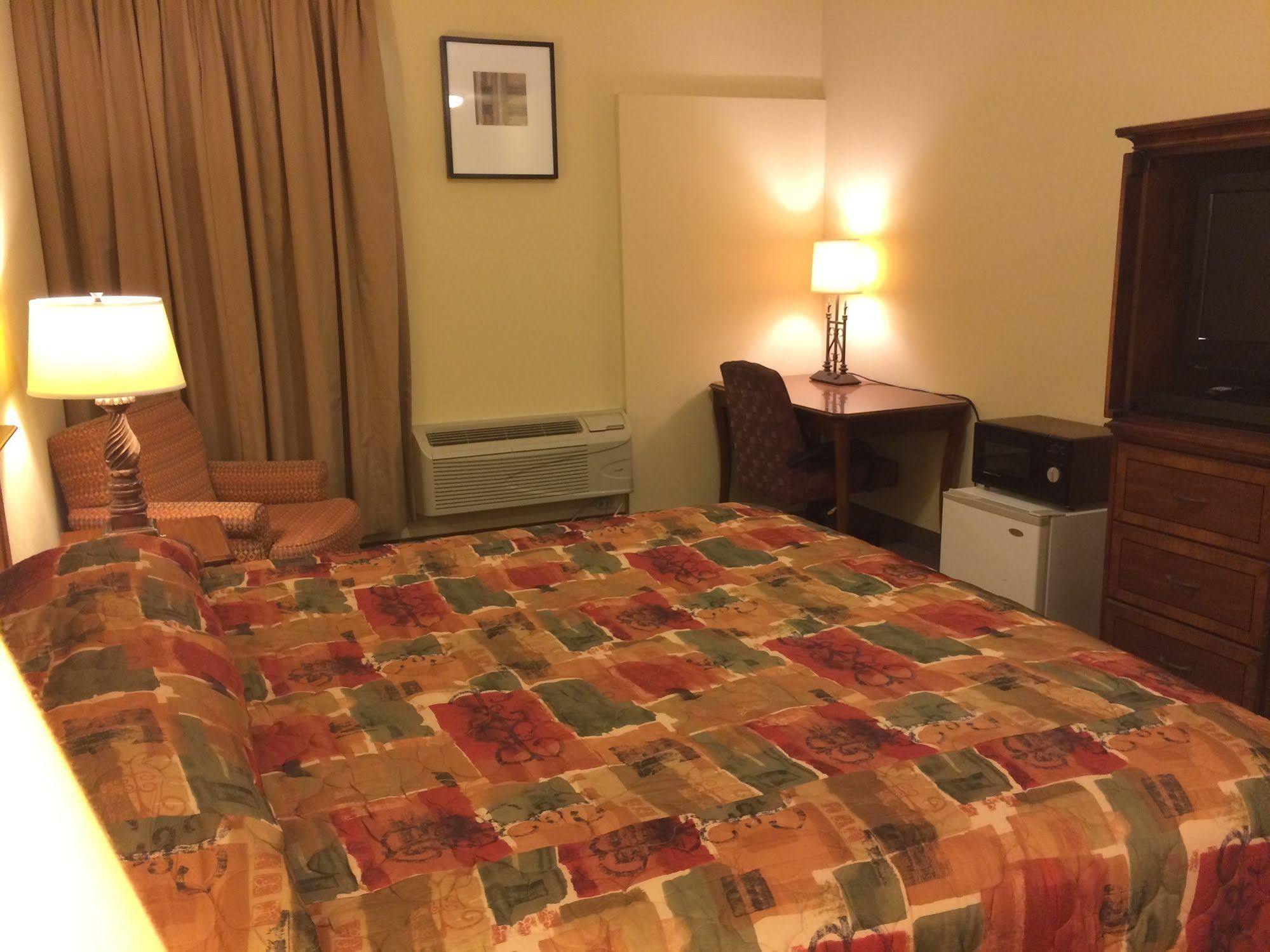 Country Regency Inn & Suites Manvel Экстерьер фото