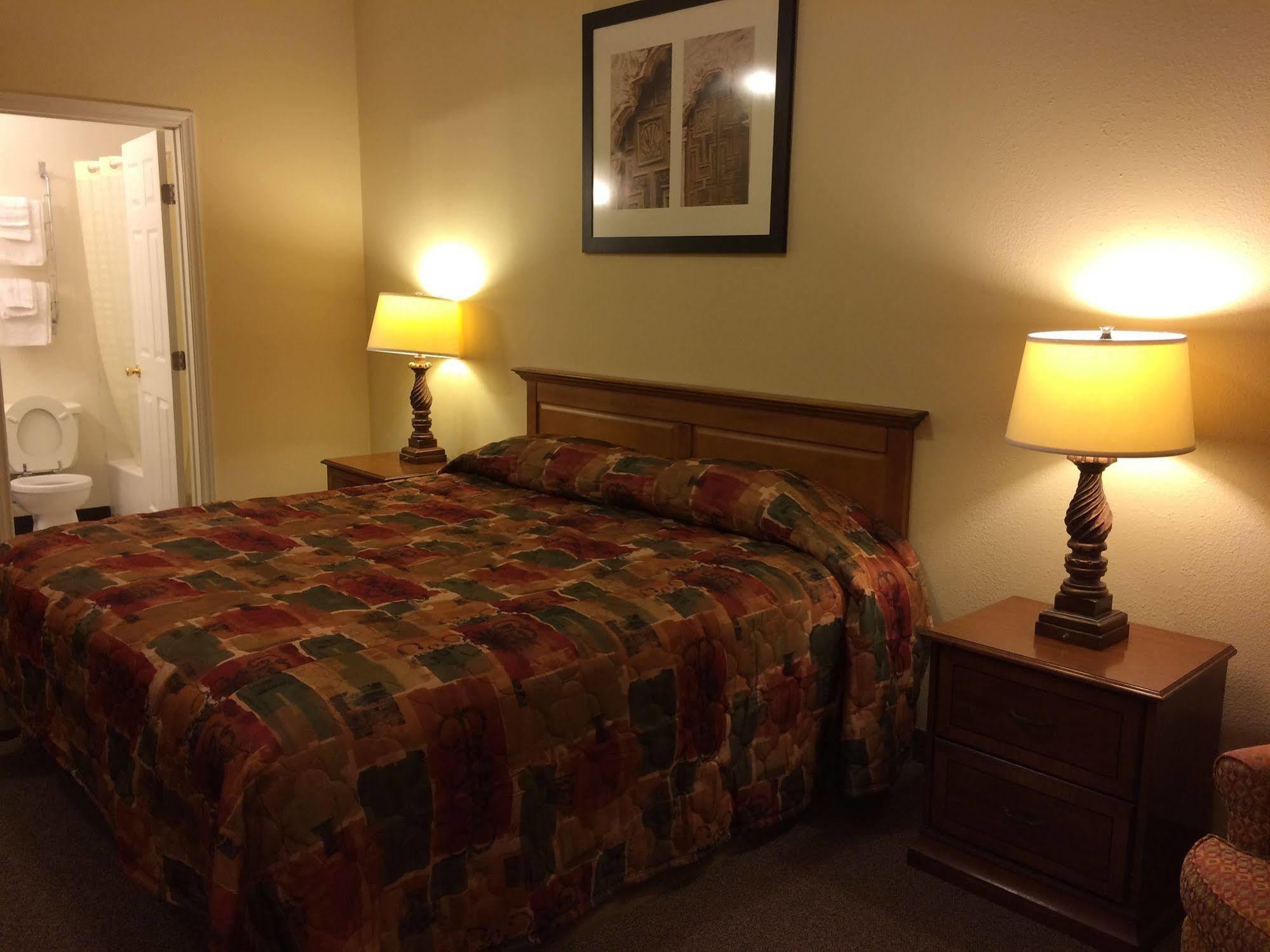 Country Regency Inn & Suites Manvel Экстерьер фото