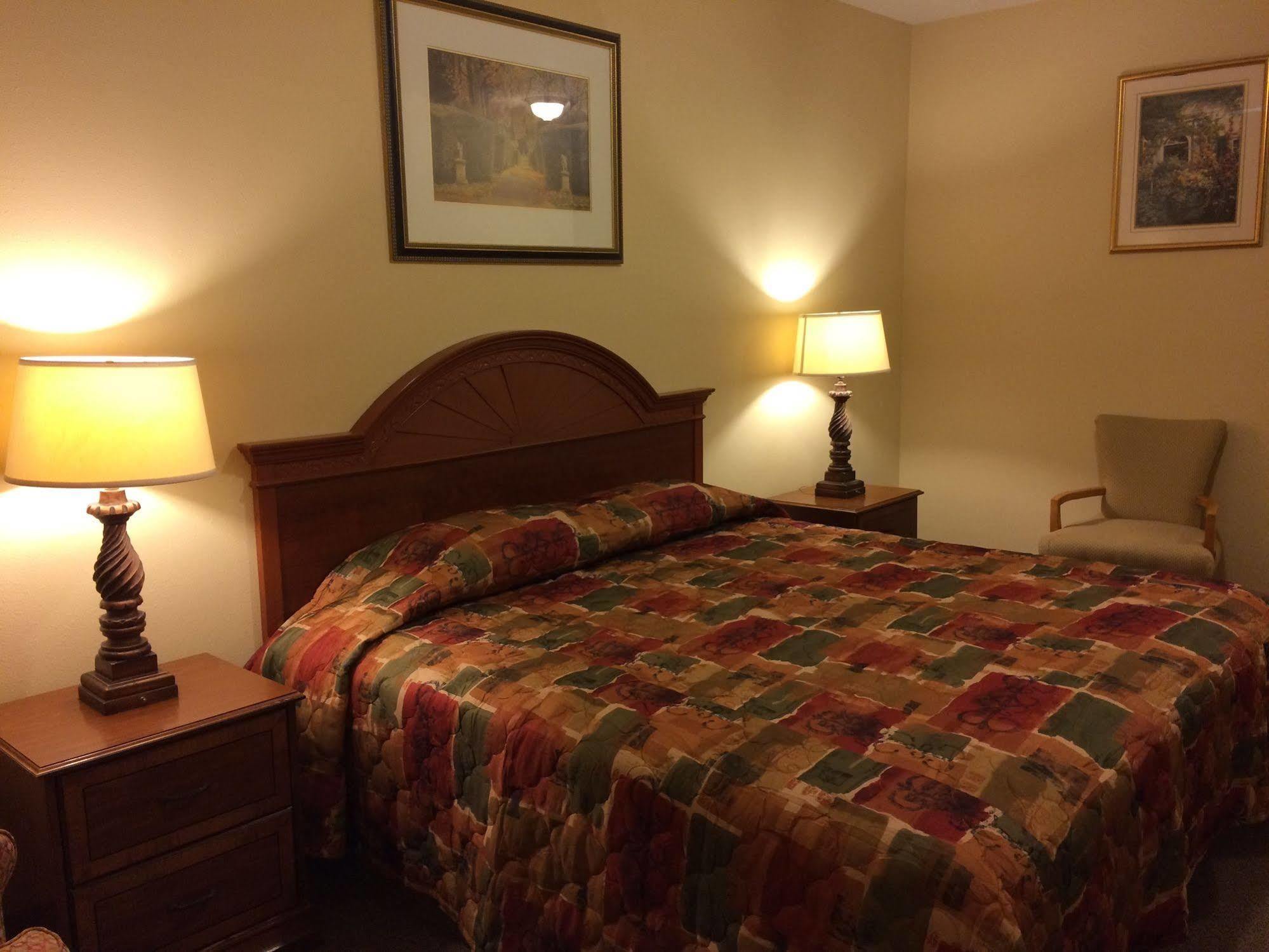 Country Regency Inn & Suites Manvel Экстерьер фото
