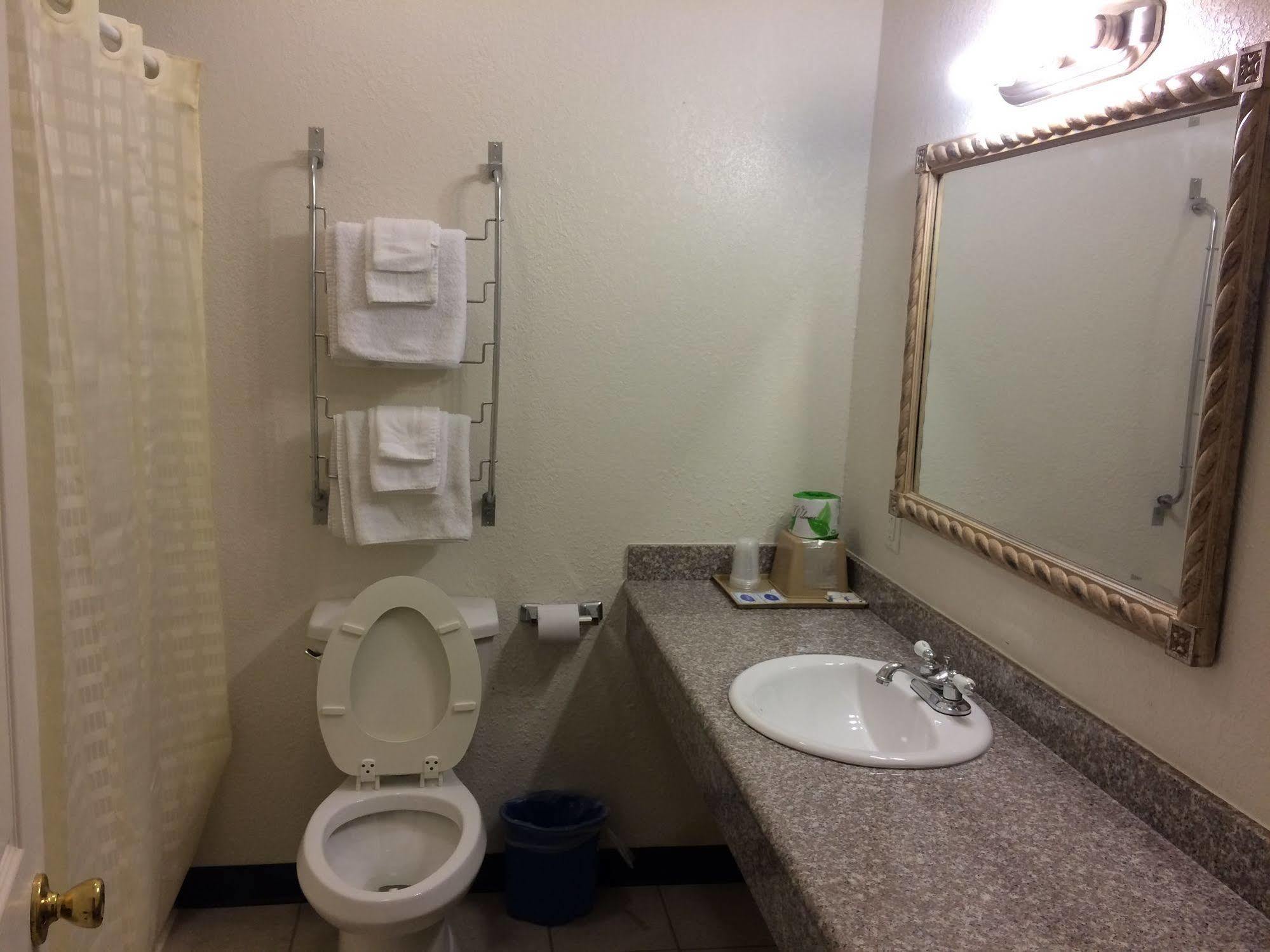 Country Regency Inn & Suites Manvel Экстерьер фото