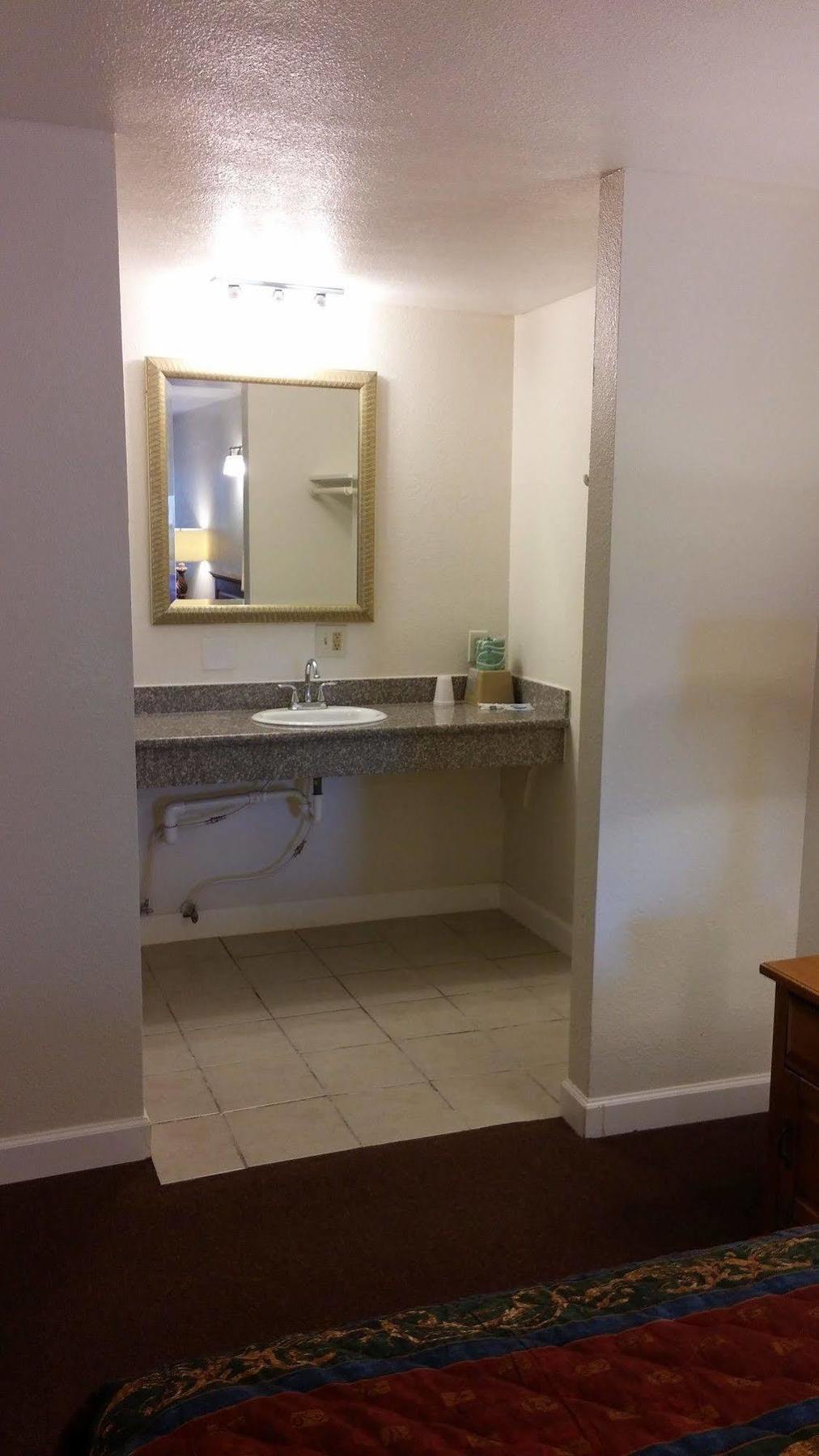 Country Regency Inn & Suites Manvel Экстерьер фото