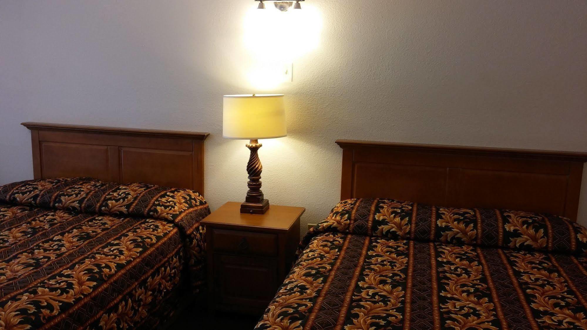 Country Regency Inn & Suites Manvel Экстерьер фото